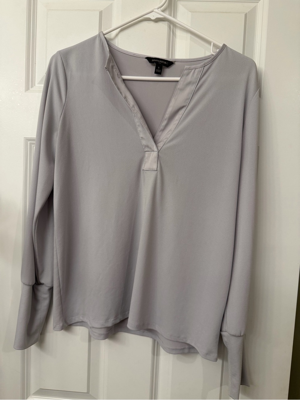 Banana Republic Light Gray Split V-Neck Long Sleeve Blouse